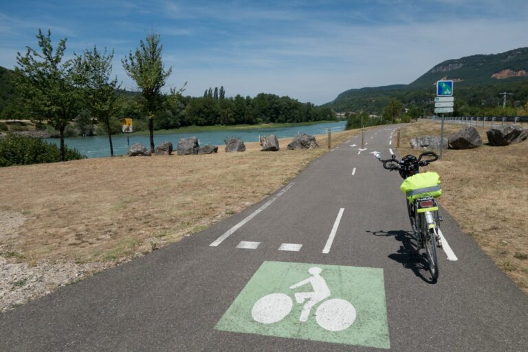 Vélo électrique sur piste cyclable pour comprendre l’indemnisation après un accident