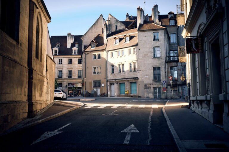 Trottoir et dossier pour comprendre l’indemnisation après une chute sur la voie publique