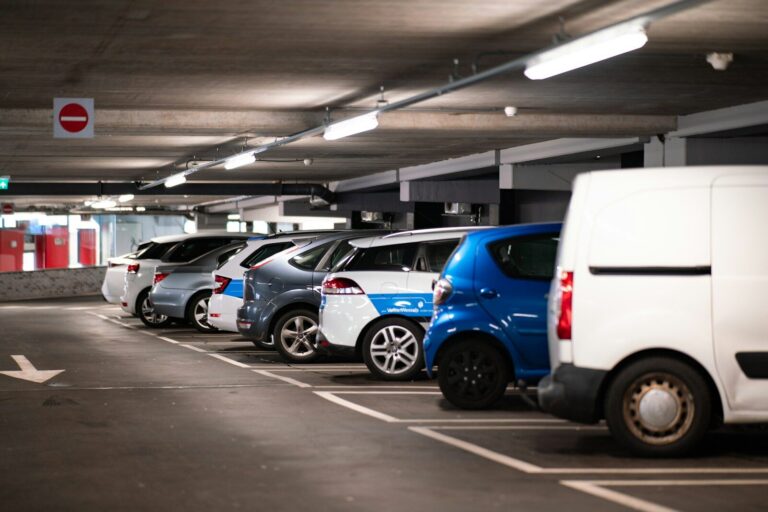 Parking et dossier d’assurance pour comprendre l’indemnisation après un accident