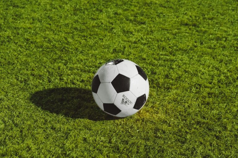 Équipement sportif et dossier médical pour comprendre l’indemnisation après un accident de sport