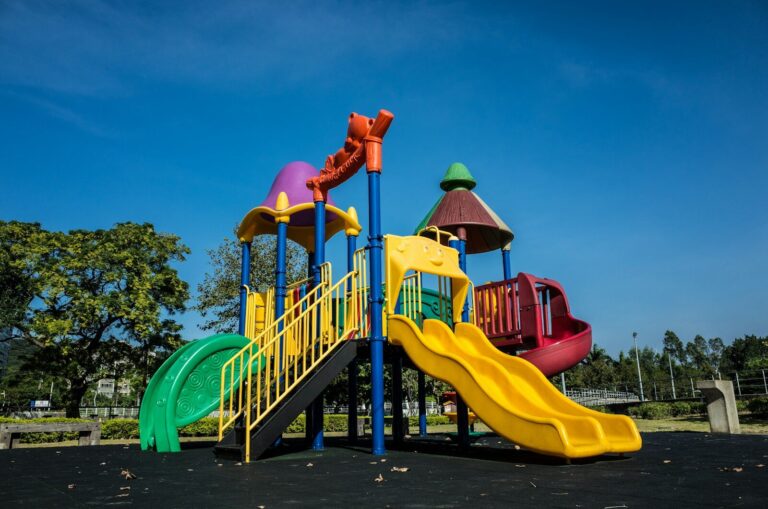 Aire de jeux et dossier médical pour comprendre les démarches après un accident d’enfant