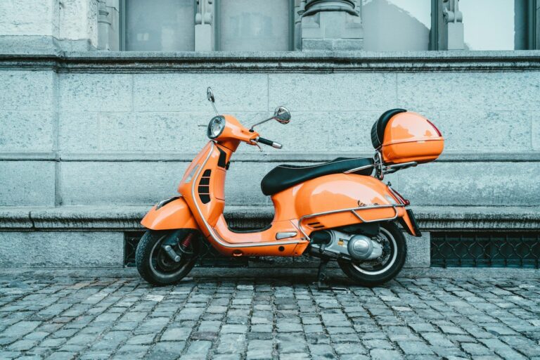 Scooter et dossier pour comprendre l’indemnisation après un accident