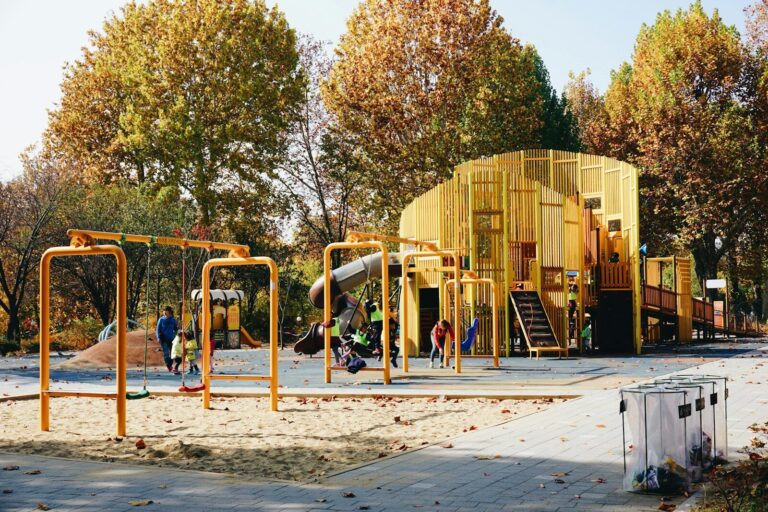 Cour d’école et dossier médical pour comprendre les démarches après un accident d’enfant