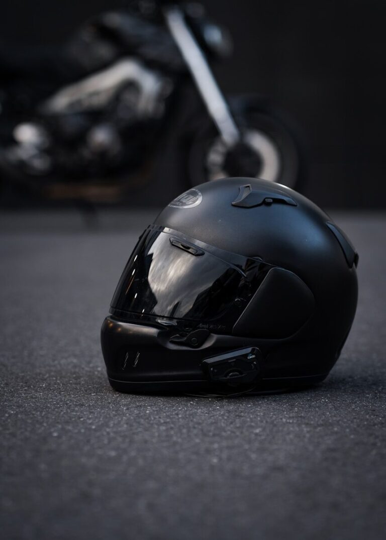 Casque de moto et dossier pour comprendre l’indemnisation après un accident