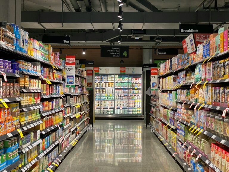 Dossier et ticket de magasin pour comprendre l’indemnisation après une chute dans un supermarché