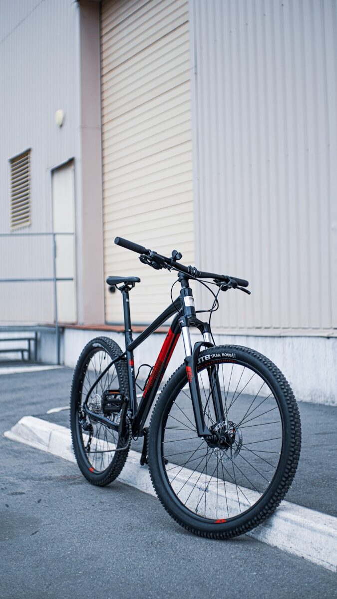 Vélo sur une voie urbaine pour comprendre l’indemnisation après un accident